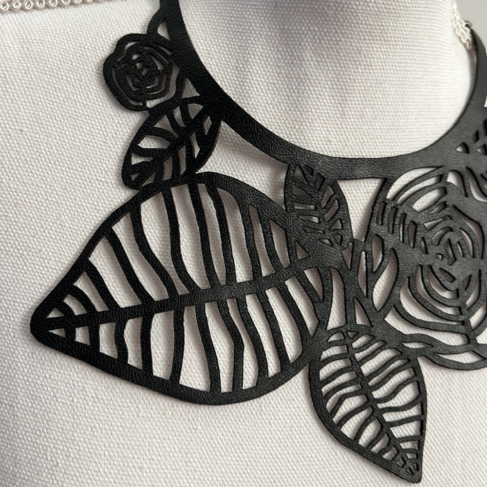REAL LEATHER NECKLACE New never worn - Picture 2 of 5